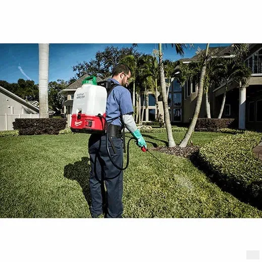 MILWAUKEE M18™ SWITCH TANK™ 4-Gallon Backpack Sprayer Kit 2820-21PS