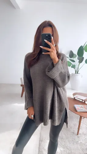 Stehkragen Oversize  Pullover mit Schlitz / braun - grau  Art. 5001