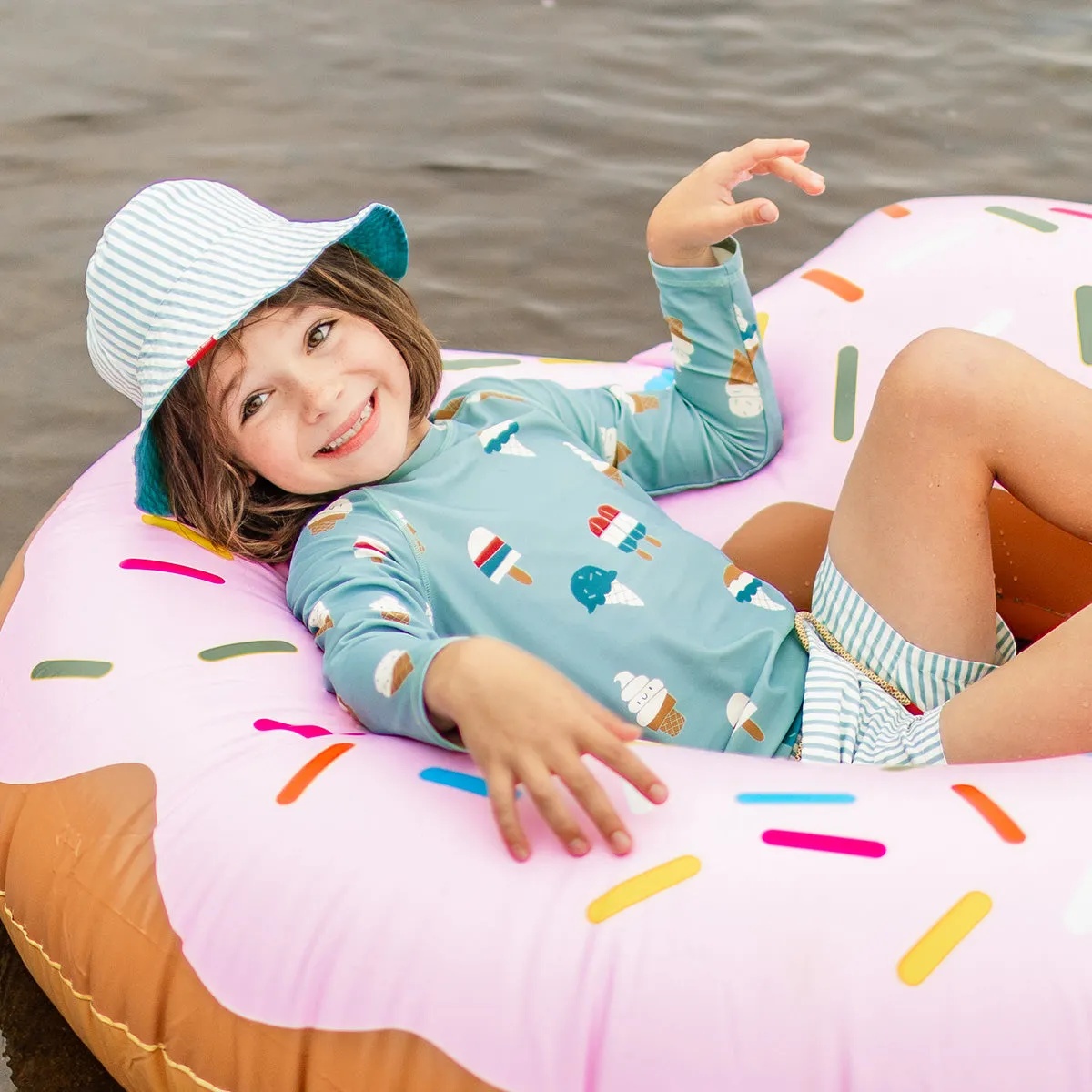T-shirt de bain à manches longues bleu avec motif de friandises glacées, enfant || Blue long sleeves swim t-shirt with icy treat print, child